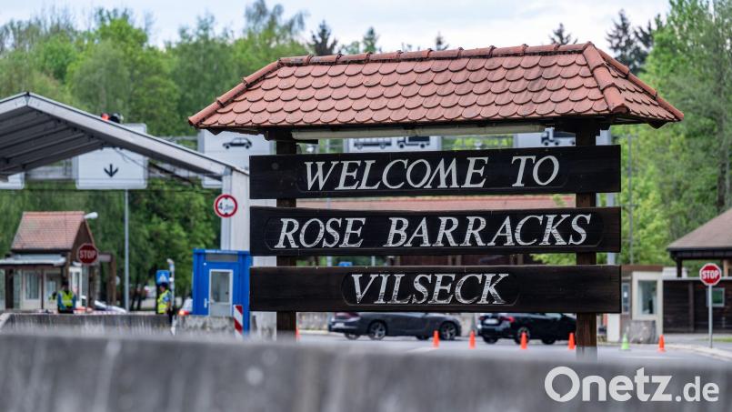 „Welcome to Rose Barracks Vilseck“, steht am Eingang zum US-Standort in der Oberpfalz. Das US-Verteidigungsministerium hatte angekündigt, rund 5.000 der etwa 39.000 in Deutschland stationierten US-Soldaten abzuziehen. Bild: Armin Weigel/dpa