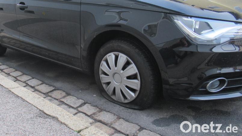 Bevor ein Reifen so platt ist, verändert sich das Fahrgefühl. Der Wagen "schwimmt" oder vibriert. Symbolbild: Polizeiinspektion Amberg