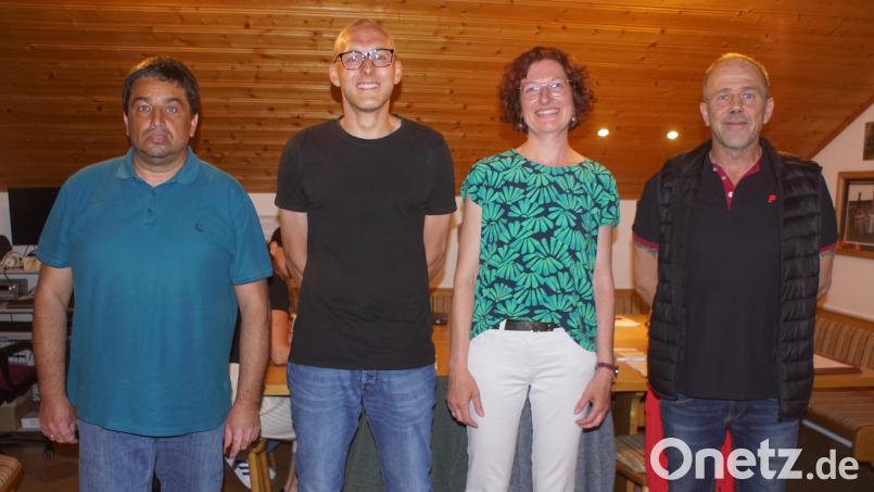 Bürgermeister Markus Singer (zweiter von links) mit seiner Stellvertreterin Monika Ferstl sowie die neuen Ratsmitglieder Marcus Ebenhöch (links) und Markus Rosenmüller (rechts). Bild: mmj