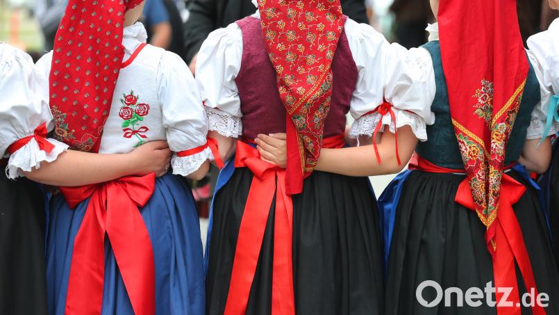 Besucherinnen in sudetendeutscher Tracht beim Sudetendeutschen Tag. Symbolbild: Karl-Josef Hildenbrand/dpa