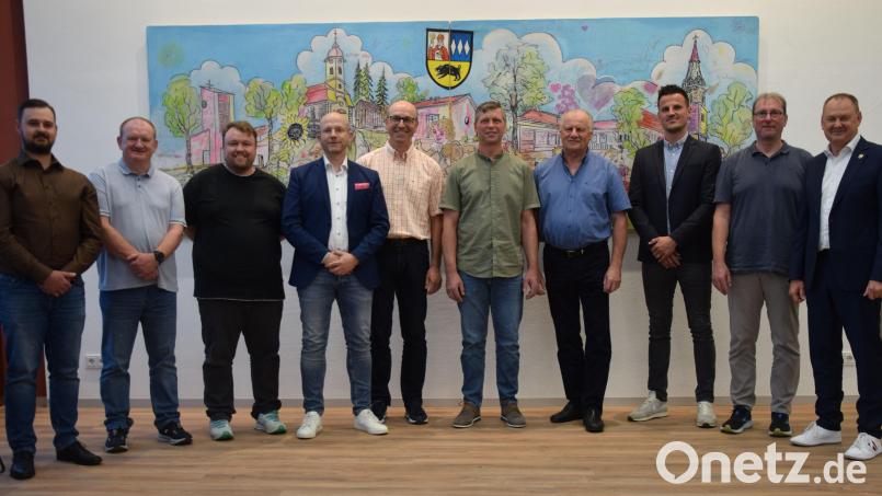 Neun neue Gemeinderäte hat Bürgermeister Erich Meidinger (rechts) vereidigt. Von links: Fabian Krybus, Jürgen Rieger, Matthias Sturm, Jörn Henseleit, Andreas Schmidbauer, Johann Jäger, Reinhard Legl, Fabian Jäger und Thomas Klee. Bild: bö