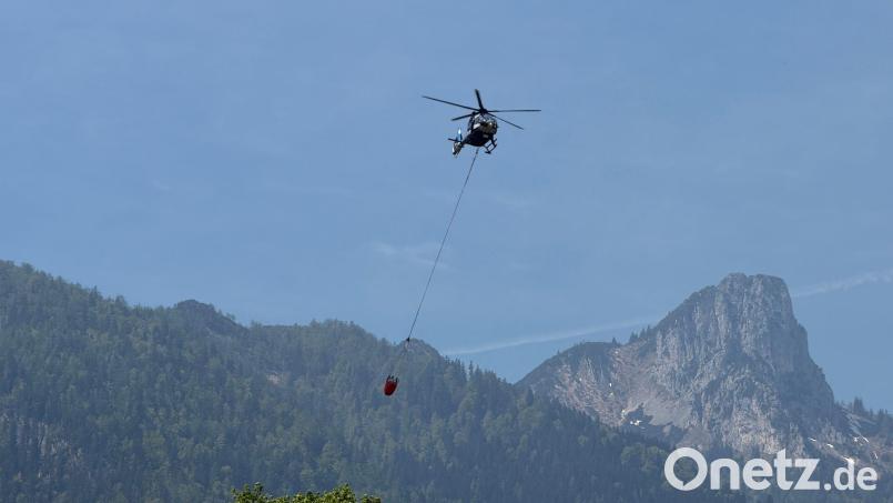 Weil das Gebiet schwer zugänglich ist, wird vor allem aus der Luft gelöscht. Bild: Matthias Brüning/dpa