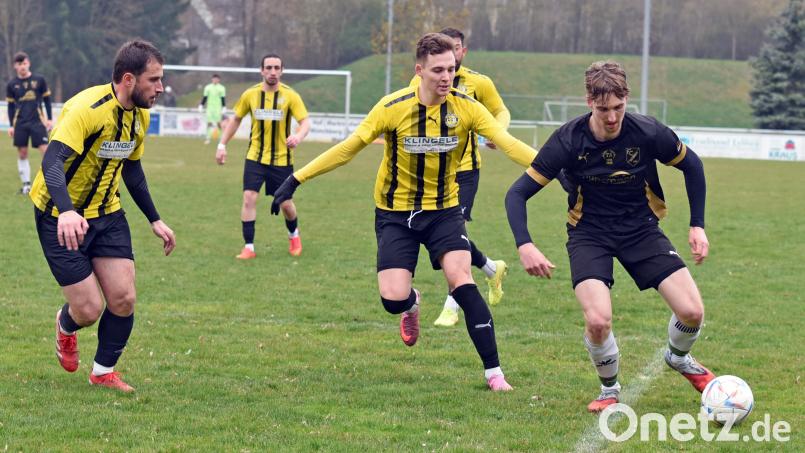 Top-Torjäger Nico Stark (rechts) bleibt trotz etlicher Angebote von höherklassigen Clubs auch in der kommenden Spielzeit beim FC Tirschenreuth. Archivbild: Gebert