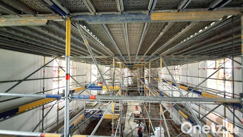 Das vom Gerüstbauer eingezogene, stabile Innengerüst lässt im Deckenbereich die Instandsetzung der Stuckdecke zu. Sichere und effiziente Arbeiten sind möglich. Bild: gm