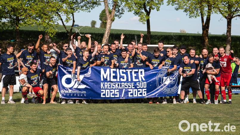 Die SG Traßlberg/Poppenricht ist Meister der Kreisklasse Süd. Ausgerechnet beim schärfsten Verfolger aus Ensdorf krönte sich "Trapo" am Sonntag und spielt nun kommende Saison in der Kreisliga. Bild: Hannah Dirscherl