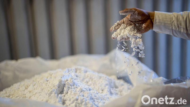 Lithium in einer chilenischen Verarbeitungsanlage. Dieser und viele andere Rohstoffe haben sich im ersten Quartal stark verteuert. (Symbolbild) Bild: Rodrigo Abd/AP/dpa