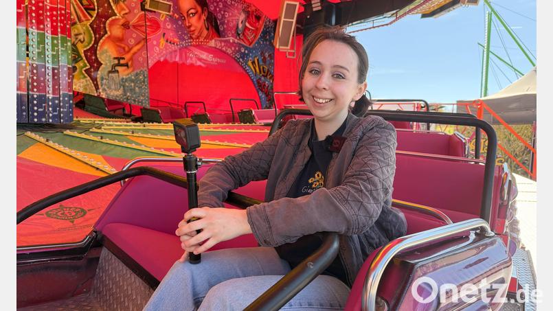 Praktikantin Julia Yeager bei einer Fahrt im "Musik Express" auf dem Weidener Frühlingsfest. Bild: Gabi Schönberger