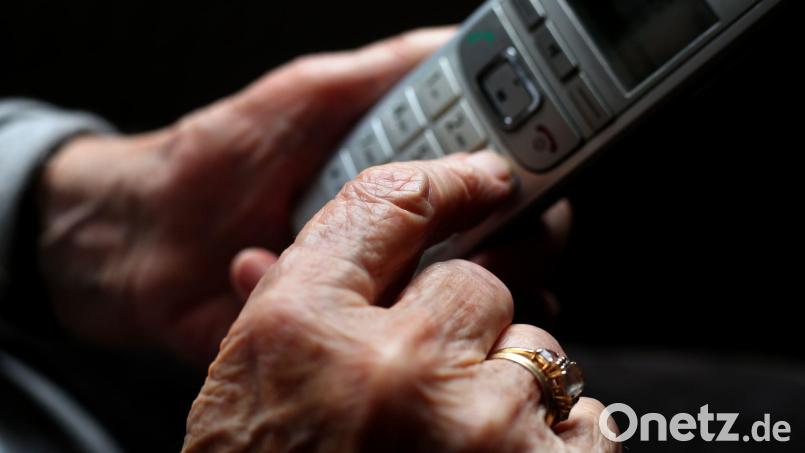 Eine Frau hat bei einem Telefonbetrug teure Münzen und Goldbarren im Wert zwischen 500.000 und einer Million Euro übergeben. (Symbolbild) Bild: Karl-Josef Hildenbrand/dpa