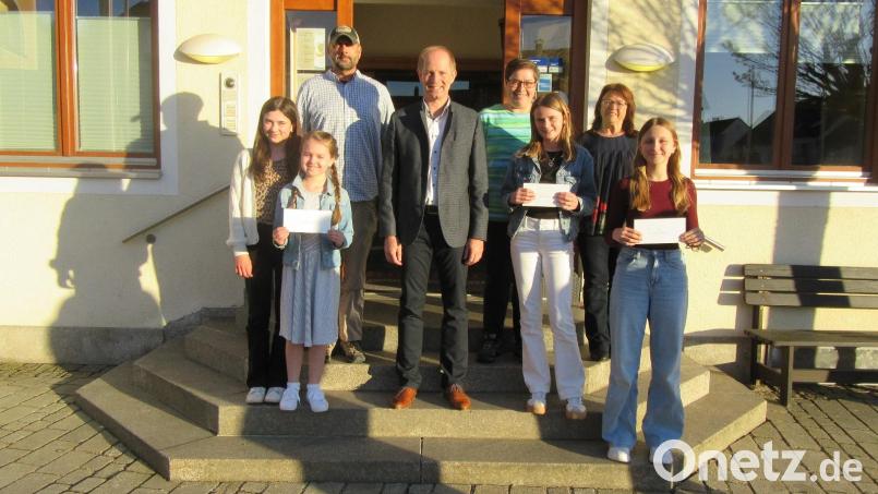 Bürgermeister Konrad Kiener (Mitte) und 2. Bürgermeisterin Maria Schlögl (hinten rechts) würdigten in Wernberg-Köblitz herausragende sportliche Leistungen. Geehrt wurden Payton Sims, Sophie Birner, Charles Sims, Anja Meller, Anna Dotzler und Madlen Maunz (von links). Bild: Markt Wernberg-Köblitz
