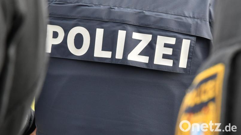 Ein Polizeibeamter erkennt in Schwandorf einen gesuchten Mann. Die Polizei bestätigt die Identität des Verdächtigen, der wegen Bedrohung gesucht wird. Symbolbild: Petra Hartl