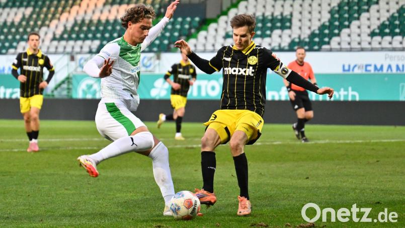 Dennis Lippert (rechts) im Regionalligaspiel gegen die SpVgg Greuther Fürth II: Der Weidener hat jetzt seinen Vertrag bei der SpVgg Bayreuth verlängert. Bild: Sportfoto Zink / Wolfgang Zink