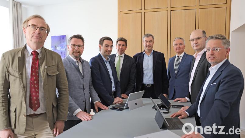Ministerpräsident Markus Söder (Mitte) mit den Oberpfälzer CSU-Abgeordneten: Am Mittwoch haben die Politiker in München zusammen die Optionen für Vilseck besprochen. Bild: Holger Prawitt