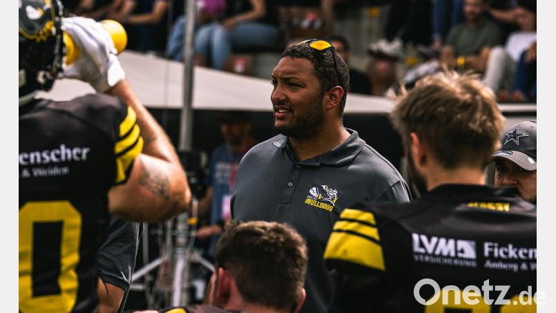 Daniel Emmanuel (Mitte) ist seit vergangenem Dienstag nicht mehr Trainer der Amberg Mad Bulldogs. Das Ende zwischen Verein und Ex-Coach verlief unglücklich. Bild: Philipp Ponader