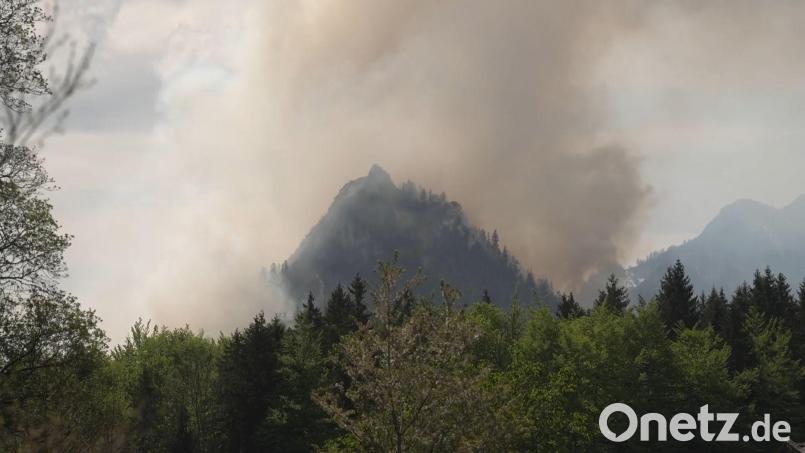 An dem 1.270 Meter hohen Berg bei Ruhpolding lodern seit Sonntagabend die Flammen. (Archivbild) Bild: Gabriel Neumayr/dpa