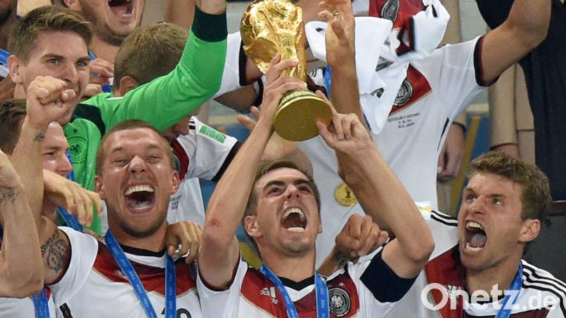 Philipp Lahm reckte 2014 als bislang letzter deutscher Nationalmannschaftskapitän den WM-Pokal in die Höhe. (Archivbild) Bild: Marcus Brandt/dpa
