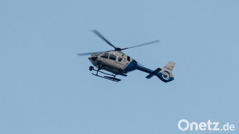 Auch mit einem Hubschrauber hat die Polizei nach dem vermissten 15-Jährigen gesucht. (Symbolbild) Bild: Armin Weigel/dpa