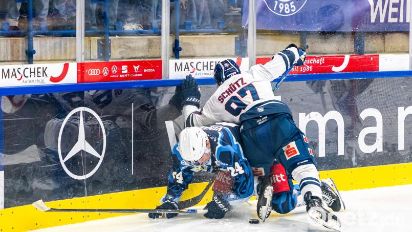 Simon Schütz (weißes Trikot) läuft künftig für die Ravensburg Towerstars auf. Archivbild: Elke Englmaier