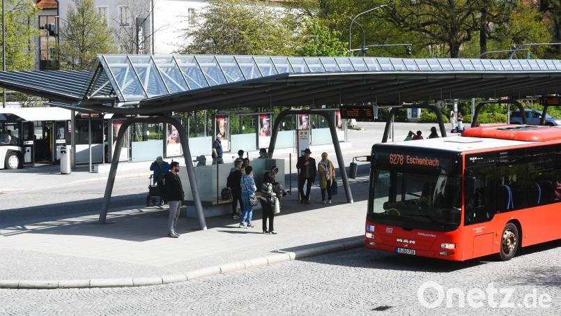 In einem Bus in Weiden kommt es Anfang April zu einer gewalttätigen Auseinandersetzung zwischen einem 19-Jährigen aus dem Landkreis Neustadt/WN und einem 34-jährigen Busfahrer. Auf einer Social-Media-Plattform schreiben manche Nutzer unter dem verbreiteten Video des Vorfalls rassistische Kommentare. Archivbild: Gabi Schönberger