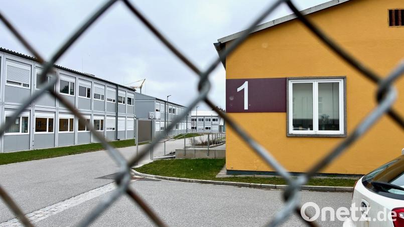 Die beiden Wohncontainer links im Bild boten insgesamt rund 120 Menschen eine Unterkunft. Inzwischen sind sie geräumt. Wie viele Menschen derzeit noch im Camp Pitman leben und wo sie nach der Schließung unterkommen, ist unklar. Die Regierung der Oberpfalz hat dazu bislang keine Informationen bekanntgegeben. Bild: Gabi Schönberger