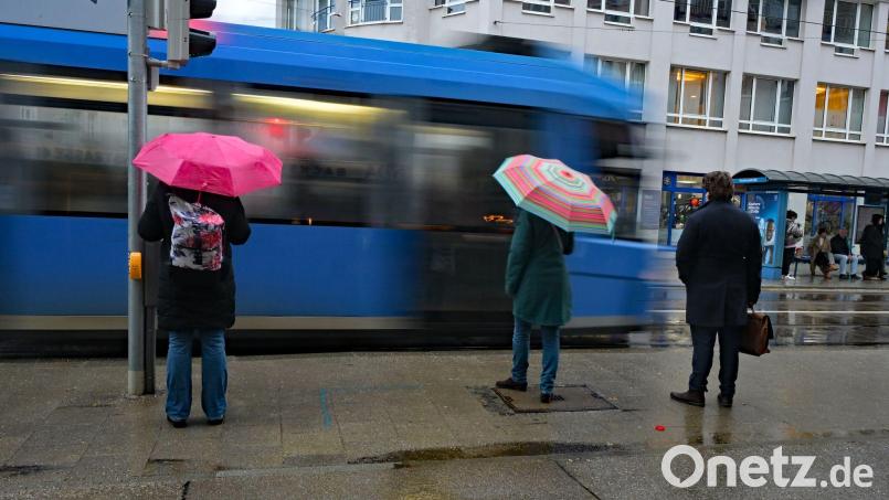 Regenschirm nicht vergessen - es kann immer wieder Regen in Bayern geben. (Archivbild) Bild: Malin Wunderlich/dpa