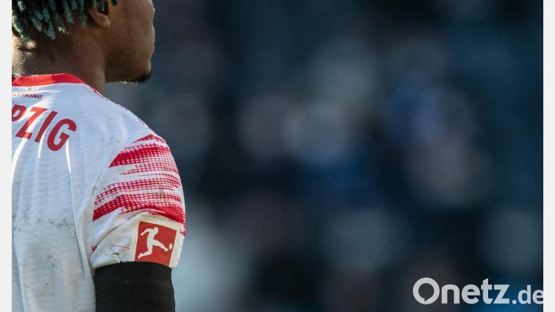 Im Gedenken an die Opfer der Amok-Fahrt von Leipzig läuft RB gegen den FC St. Pauli mit Trauerflor auf. (Archivbild) Bild: Bernd Thissen/dpa