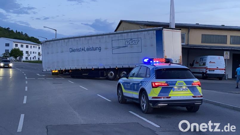 Ein Sattelauflieger ist in Schwandorf von einer Zugmaschine gerutscht. Bild: Polizeiinspektion Schwandorf/Dirnberger