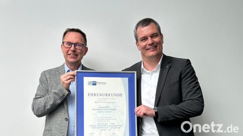 Harald Kilian, Geschäftsführer von Microsyst, erhält die IHK-Urkunde von Florian Rieder. Bild: microSYST