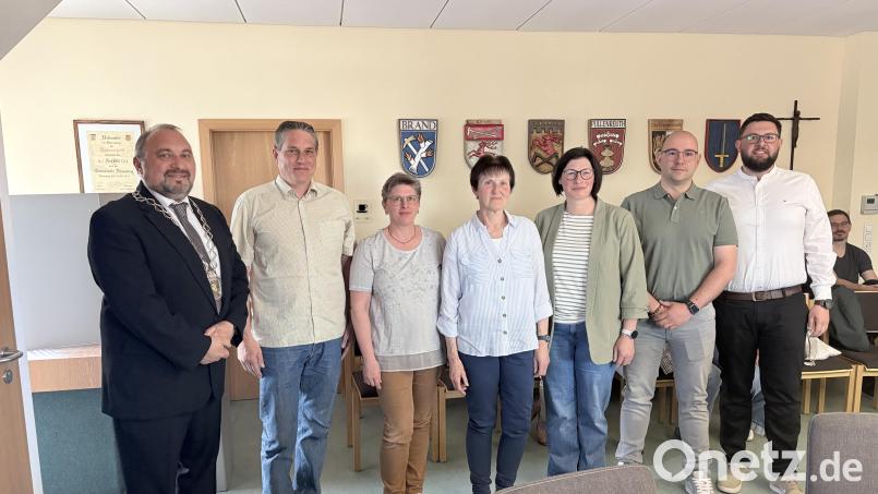 Von links: Bürgermeister Oliver Becher mit seinen neuen Gemeinderäten Florian Heinl, Sabine Philipp, Claudia König, Claudia Sturm, Patrick Plattner und Corbinian Wedlich. Bild: exa