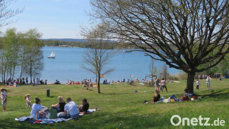 Am Steinberger See wurden am Samstag mehrere Verstöße gegen die Seeordnung festgestellt. Ein 26-Jähriger muss mit einer Anzeige rechnen, weil er einen Einmalgrill benutzte. Archivbild: Gerhard Goetz