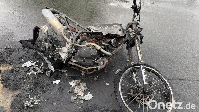 Dieses Motorrad hat in Sulzbach-Rosenberg gebrannt. Aus dem Tank war Benzin ausgetreten. Bild: Polizeiinspektion Sulzbach-Rosenberg