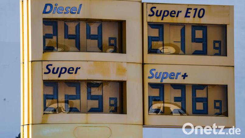 Vor zu hohen Spritkosten soll der von der Bundesregierung beschlossene Tankrabatt schützen. In der nördlichen Oberpfalz kommt dieser allerdings noch nicht bei den Verbrauchern vollends an. Symbolbild: Oliver Berg/dpa