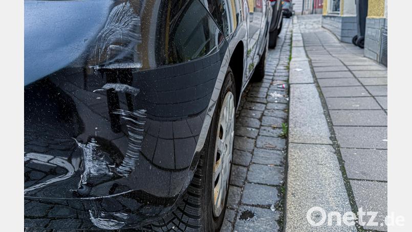 Ein unbekannter Täter beschädigte einen geparkten Mitsubishi in Amberg und flüchtete. Die Polizei sucht Zeugen. Symbolbild: Stephan Huber
