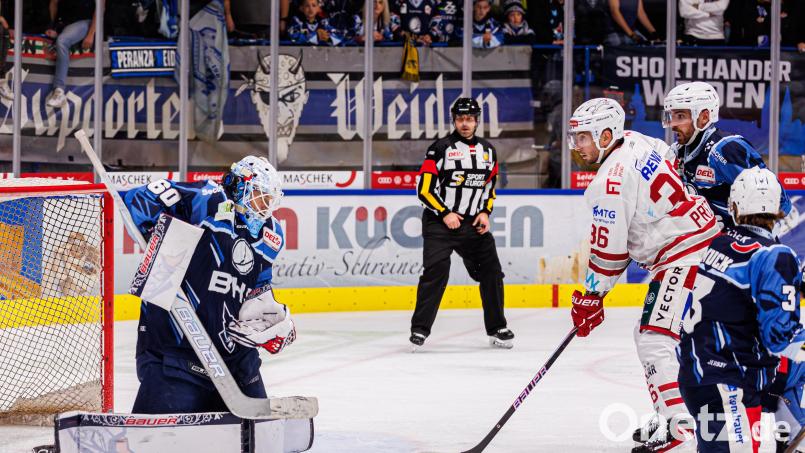 Pierre Preto (weißes Trikot) wird die Eisbären Regensburg verlassen. Archivbild: Werner Moller
