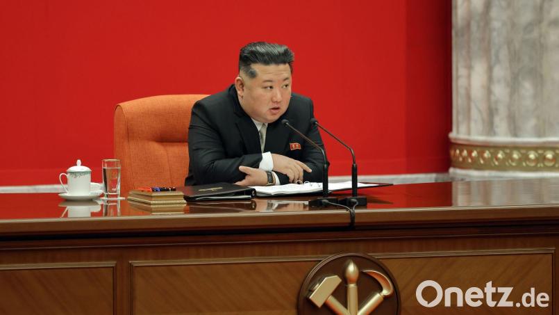 Nordkoreas Machthaber Kim Jong Un rückt von dem jahrzehntelangen Ziel einer Wiedervereinigung mit Südkorea ab. (Archivbild) Bild: Uncredited/KCNA/KNS/dpa