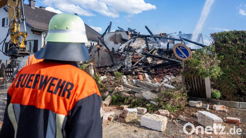 In den Trümmern des Hauses hatten Rettungskräfte im April einen Toten entdeckt. (Archivbild) Bild: Armin Weigel/dpa