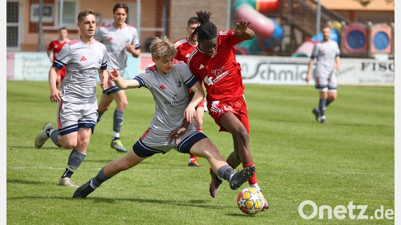 Der SC Eschenbach (graue Trikots) bezwang den VfB Rothenstadt vor zwei Wochen mit 3:2. Beide Mannschaften kämpfen am letzten Spieltag noch um den direkten Klassenerhalt – eben so wie der SC Kirchenthumbach. Bild: Dieter Jäschke
