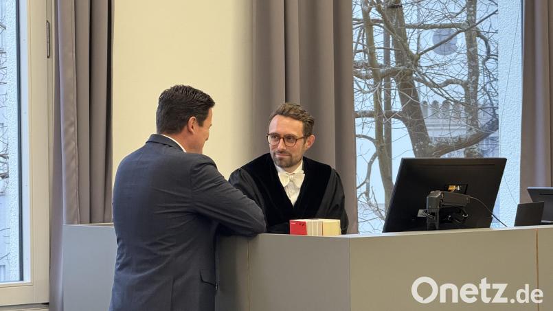 Staatsanwalt Christoph-Alexander May (rechts) zum Prozessbeginn im Dezember im Gespräch mit Staatsanwalt Matthias Bauer (links) im Landgericht Weiden. Nach dem Freispruch für den Angeklagten legen sowohl die Staatsanwaltschaft als auch ein Nebenklagevertreter Revision ein. Archivbild: Hohlheimer