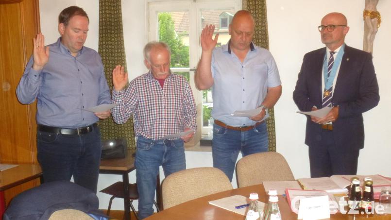 Bürgermeister Maximilian Beer (rechts) nahm die Vereidigung der neuen Markträte vor.- Bild: mad