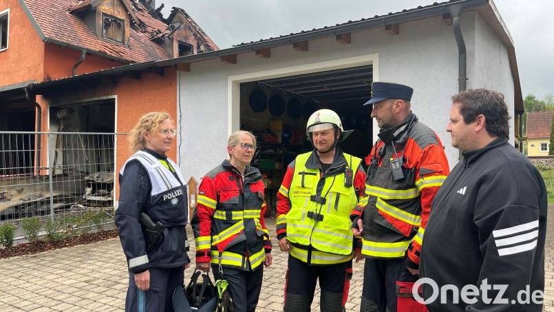 Beim Brand in Iffelsdorf kamen PI-Leiterin Sabine Roidl, Kommandantin Josefine Duscher der Feuerwehr Iffelsdorf, KBM Günther Ponnath, KBR Christian Demleitner und der Pfreimder Bürgermeister Florian Reger (von links) am Ort des Geschehens zusammen. Bild: ihl
