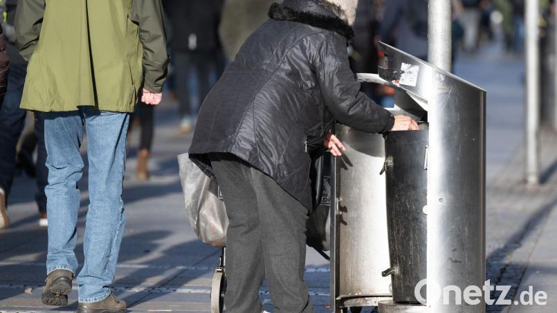Eine alte Frau sucht in einem Mülleimer nach Pfandflaschen. Die Altersarmut wird nach Einschätzung des Pestel-Instituts in den kommenden Jahren zunehmen, wenn die Bundesregierung keine Gegenmaßnahmen ergreift. (Symbolbild) Bild: Sebastian Kahnert/dpa
