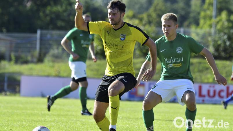 Christopher Meller (rechts) verlässt den FC Wernberg zur kommenden Saison. Bild: Hubert Ziegler