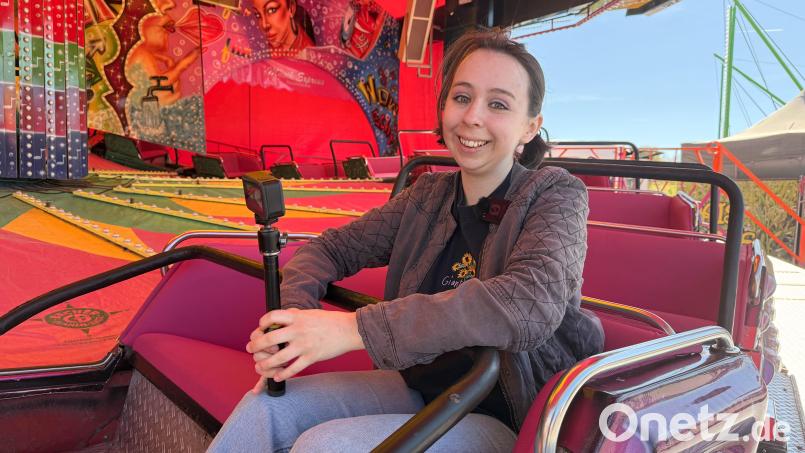Praktikantin Julia Yeager bei einer Fahrt im "Musik Express" auf dem Weidener Frühlingsfest. Bild: Gabi Schönberger