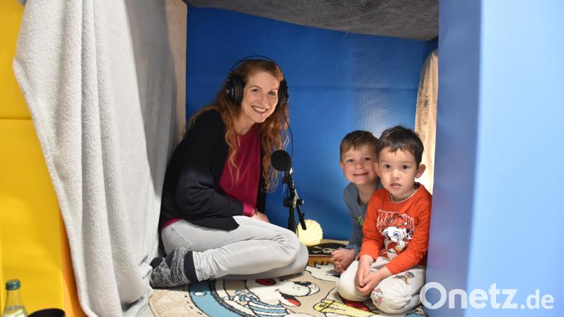 Cirta Rosbach vom Jugendmedienzentrum T1 hat die Texte der Kinder in einer "Höhle" aufs Band gezeichnet, damit auch alles für die Aufnahmen richtig leise zugeht. Das fanden die teilnehmenden Buben und Mädchen, hier Felix als Katze und Oskar, der das Geräusch "die Fliege schnappen" mimte, natürlich richtig cool. Bild: ubb
