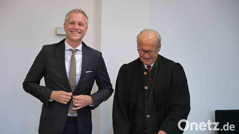Er hat am Ende dann gut lachen: der AfD-Europaabgeordnete Bystron (links). Bild: Malin Wunderlich/dpa