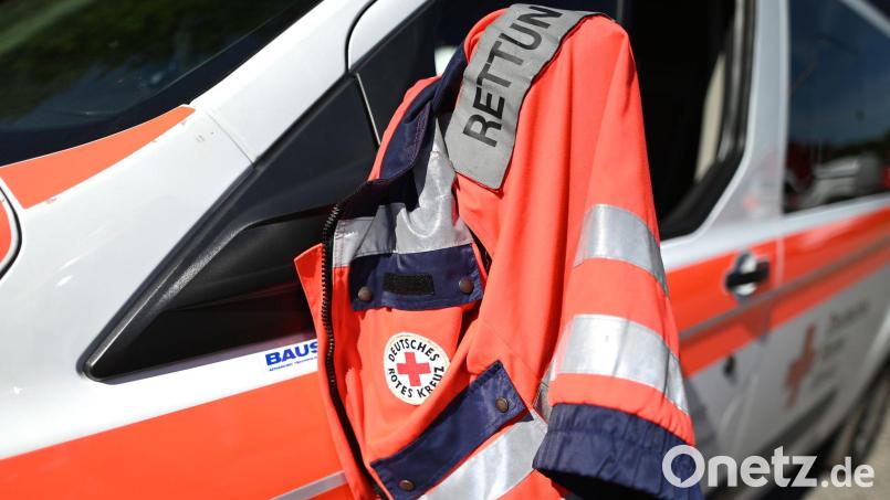 Sanitäter bringen die Verletzten in eine Klinik. Symbolbild: Patrick Seeger/dpa