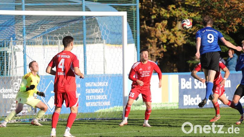 Gelingt die Überraschung? – Der SV Etzenricht (blau) gastiert beim Aufstiegsaspiranten TSV Seebach. Im Hinspiel bot der SV Etzenricht lange Paroli. Archivbild: war