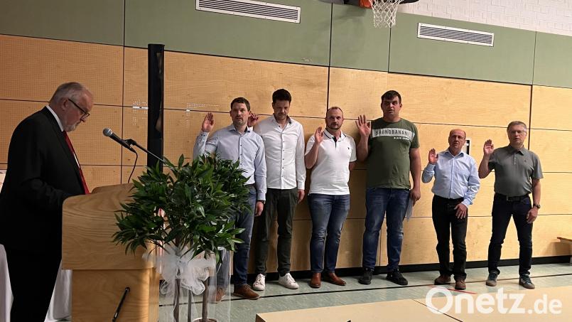 Bürgermeister Anton Peter (links) vereidigt die neuen Mitglieder im Gemeinderat Ammerthal: Florian Baumer (CSU), Gregor Paulus (CWG), Johannes Weiß (JU), Felix Ehbauer (JU), Josef Schaller (BZA) und Herbert Haller (CSU, von links). Bild: mma