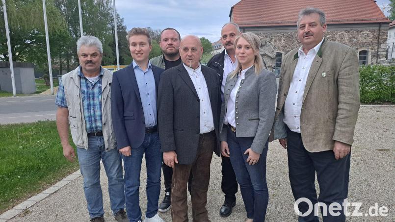 Bürgermeister Reinhard Kreuzer (rechts) vereidigte die neuen Stadtratsmitglieder (von rechts) Rosmarie Ebnet, Gerhard Maier, Bernhard Neumann, Dominik Dietl und Peter Scharnagl. Zum stellvertretenden Bürgermeister wurde Gerhard Maier gewählt, zum dritten Bürgermeister Josef Fleißer (links). Bild: wel
