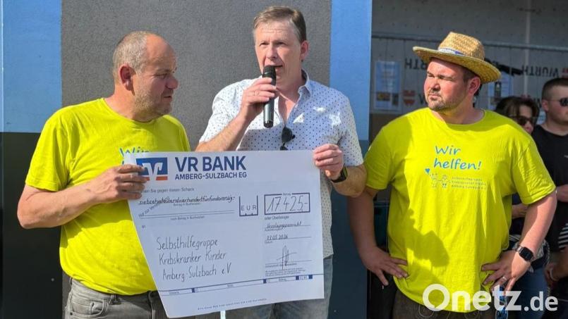 Marco Kind bedankt sich bei Josef Nitzbon (links) und Michael Nitzbon für die Spende von 17.425 Euro für die Selbsthilfegruppe krebskranker Kinder Amberg-Sulzbach. Bild: hka