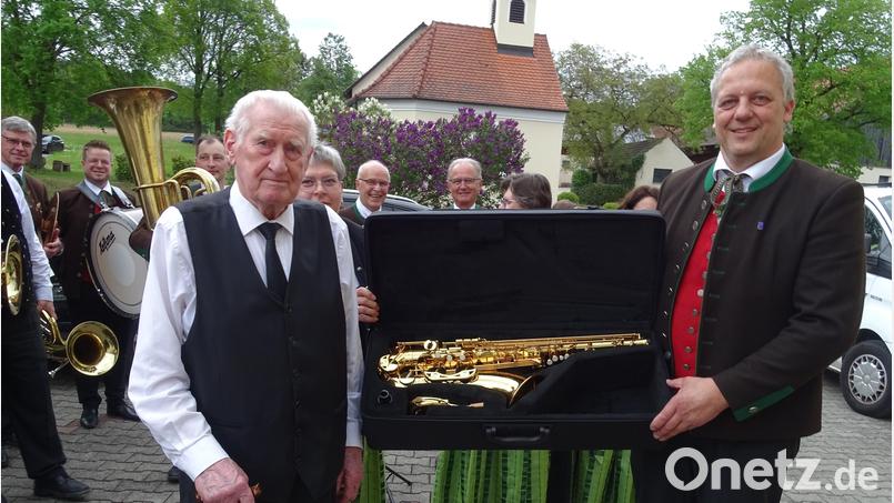Zu seinem 85. Geburtstag machte "Zur Linde"-Wirt Albert Graf (links) der Fensterbacher Jugendblaskapelle ein im Koffer überreichtes Saxofon zum Geschenk.. "Ein Gönner", wie Vereinsvorsitzender Markus Breitschaft (rechts) in seinen Dankensworten sagte. Bild: Houschka